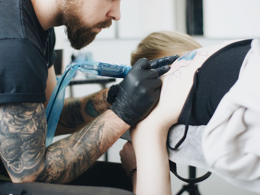 Tatuaggio dettagliato con intense sfumature di grigio che creano profondità e volume su un braccio
