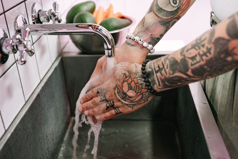 Igiene e Sicurezza nel Tatuaggio: Dalla Sanificazione all'Asepsi Totale Nello Studio
