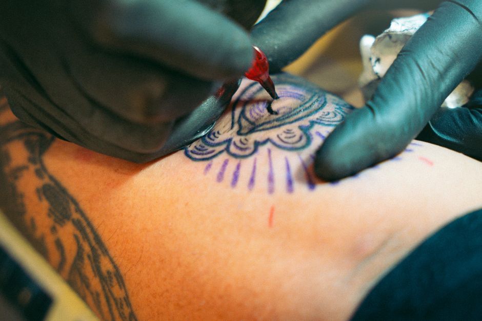 Shading e Sfumature nel Tatuaggio: Guida Completa per Artisti Professionisti