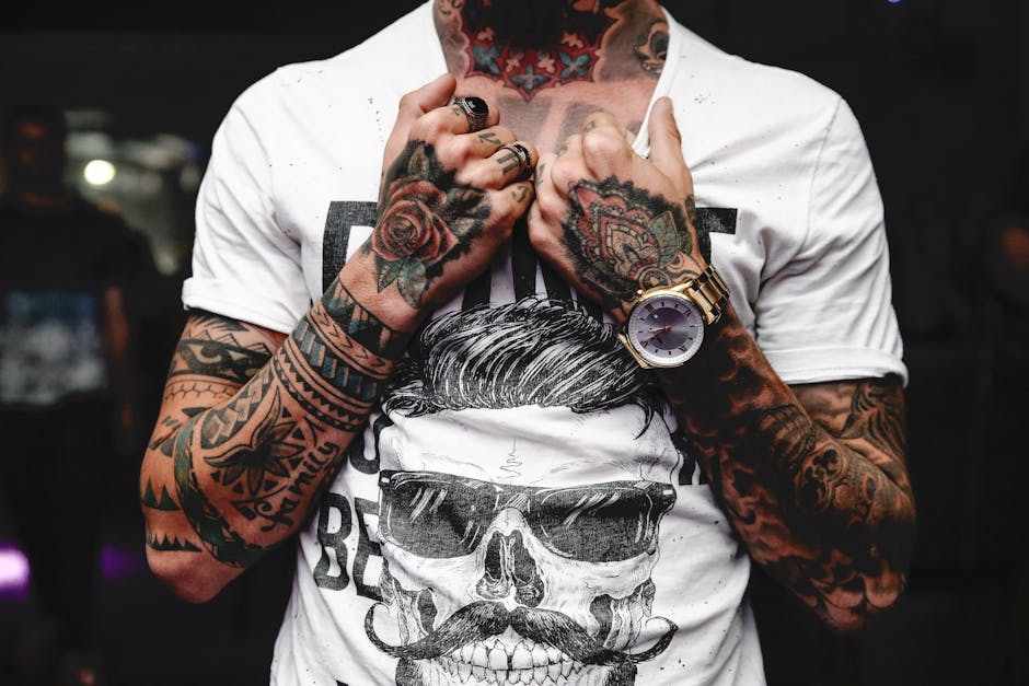 Tatuatore che applica inchiostro colorato sulla pelle di un cliente, mostrando la vivacità dei pigmenti e l'attenzione ai dettagli.