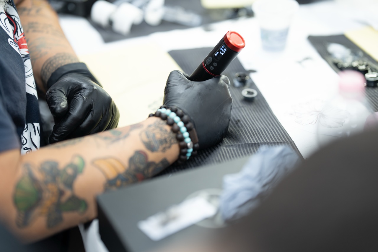 Pratica con macchinetta per tatuaggio professionale